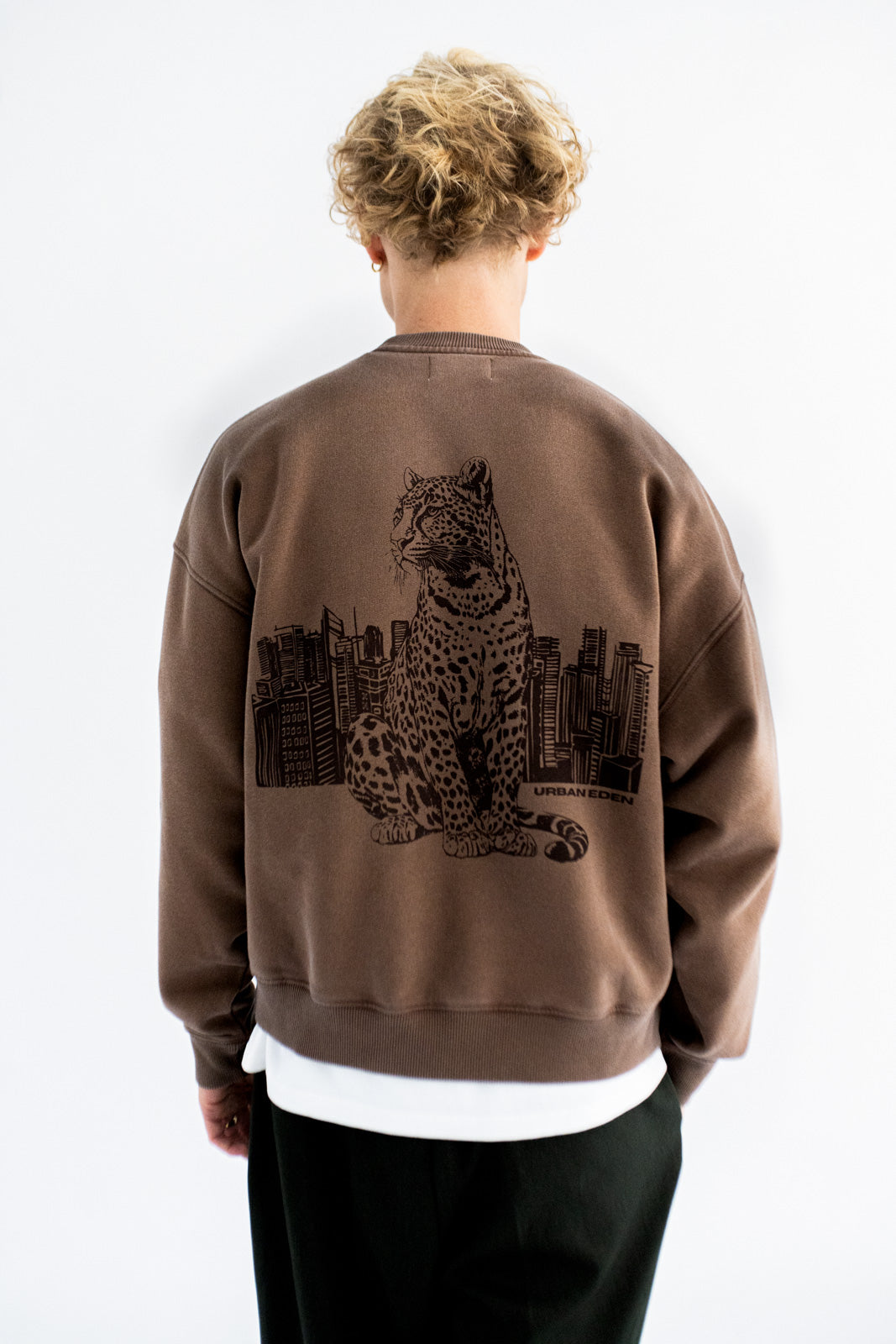 BROWN LEO CREWNECK