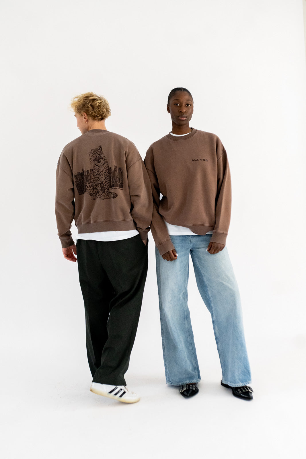BROWN LEO CREWNECK
