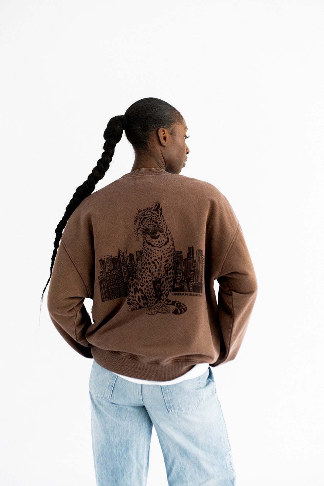 BROWN LEO CREWNECK