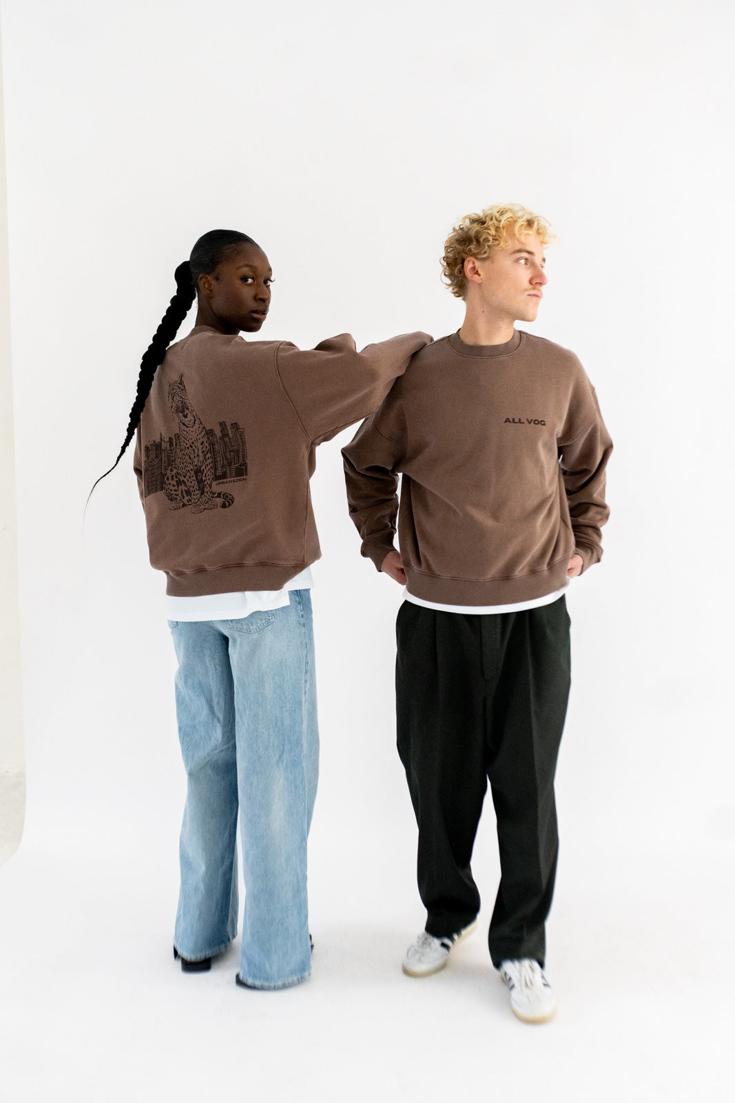 BROWN LEO CREWNECK